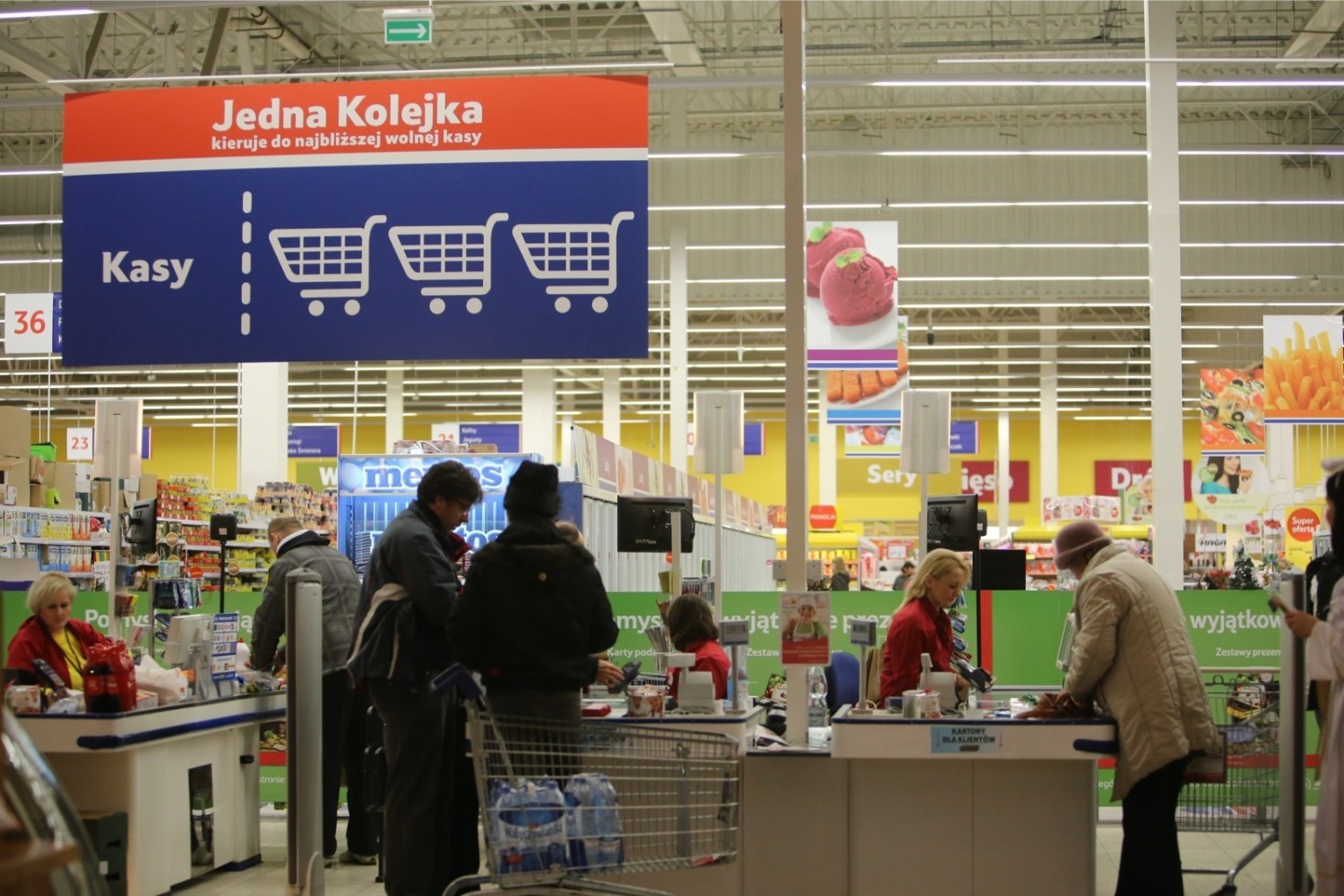 ZAROBKI W SKLEPACH. ILE ZARABIA KASJER?