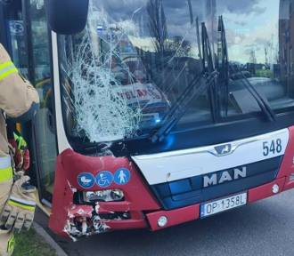 Wypadek z udziałem 14 osób. Na Chabrach autobus MZK zderzył się z samochodem