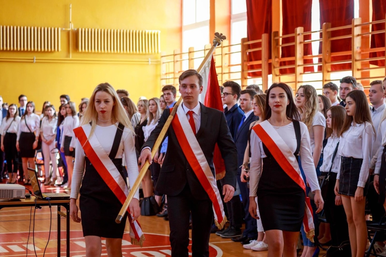 2019-04-26 bialystok maturzysci koniec roku szkolnego viii lo fot wojciech wojtkielewicz kurier poranny / gazeta wspolczesna