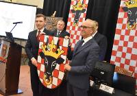 Uroczysta Sesja Rady Powiatu Kaliskiego. Radni ustanowili nowy herb i flagę powiatu 