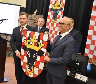 Uroczysta Sesja Rady Powiatu Kaliskiego. Radni ustanowili nowy herb i flagę powiatu 