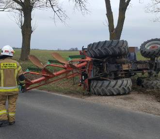 Zderzenie traktora z ciężarówką koło Barwic. Jedna osoba poszkodowana [zdjęcia]