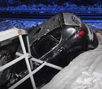 Wypadek w Jugowicach. Samochód spadł z mostu. Uważajcie jest bardzo ślisko 