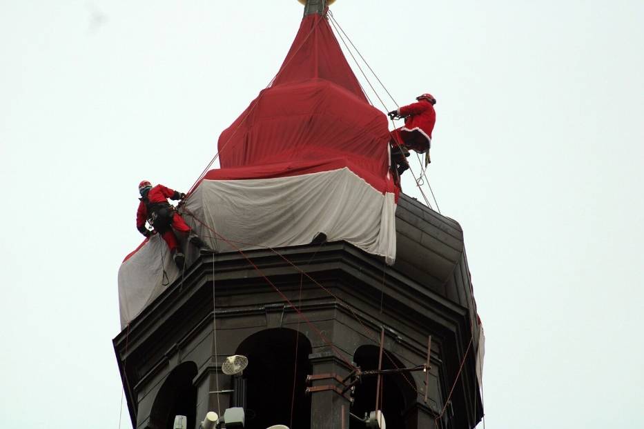 Wieszanie czapki Mikołaja na wieży ratuszowej w Głogowie