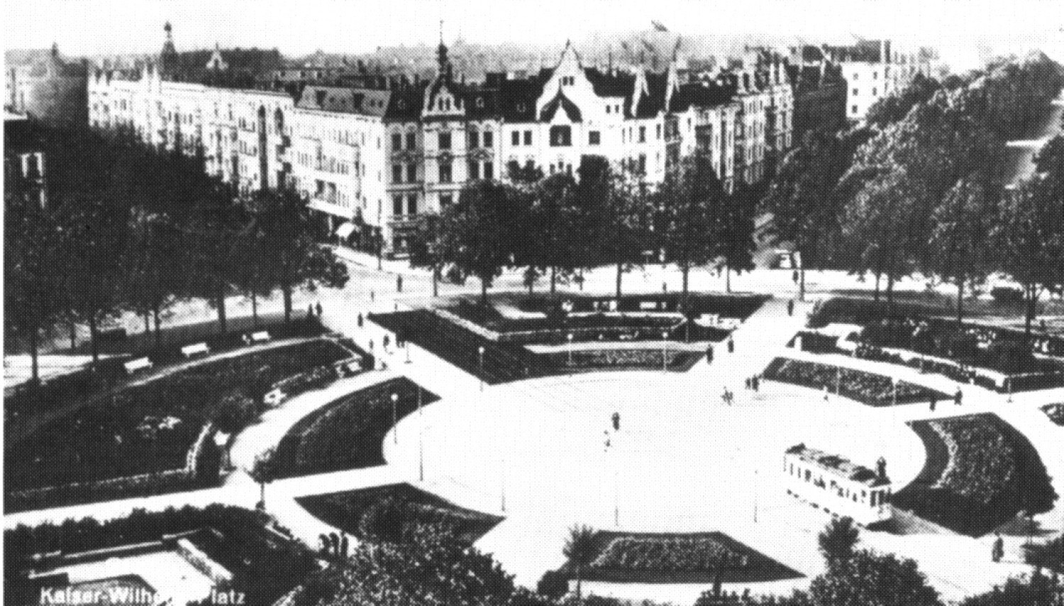 Plac z linią tramwajową, powstała w początkach XX wieku