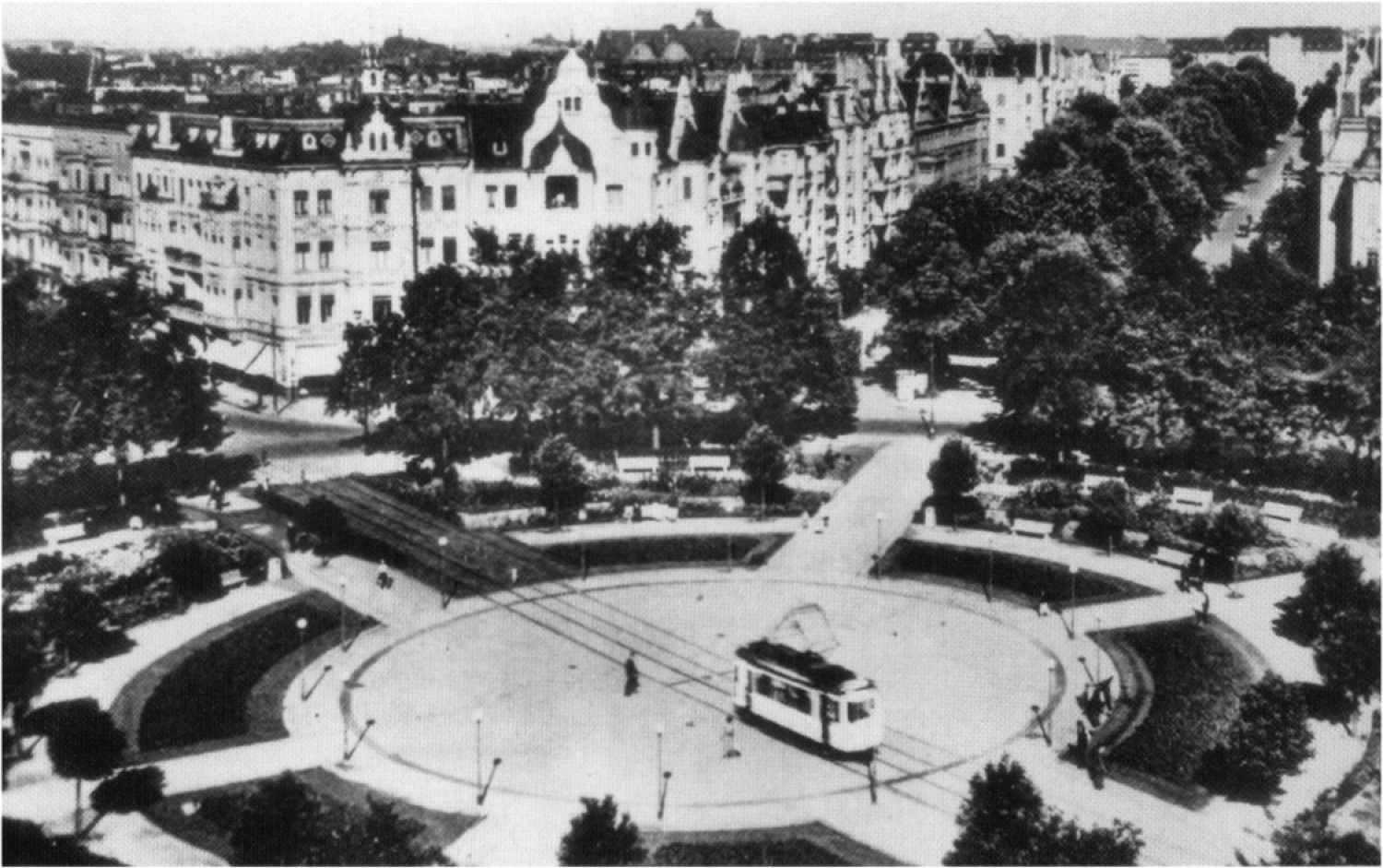Plac z linią tramwajową, powstała w początkach XX wieku