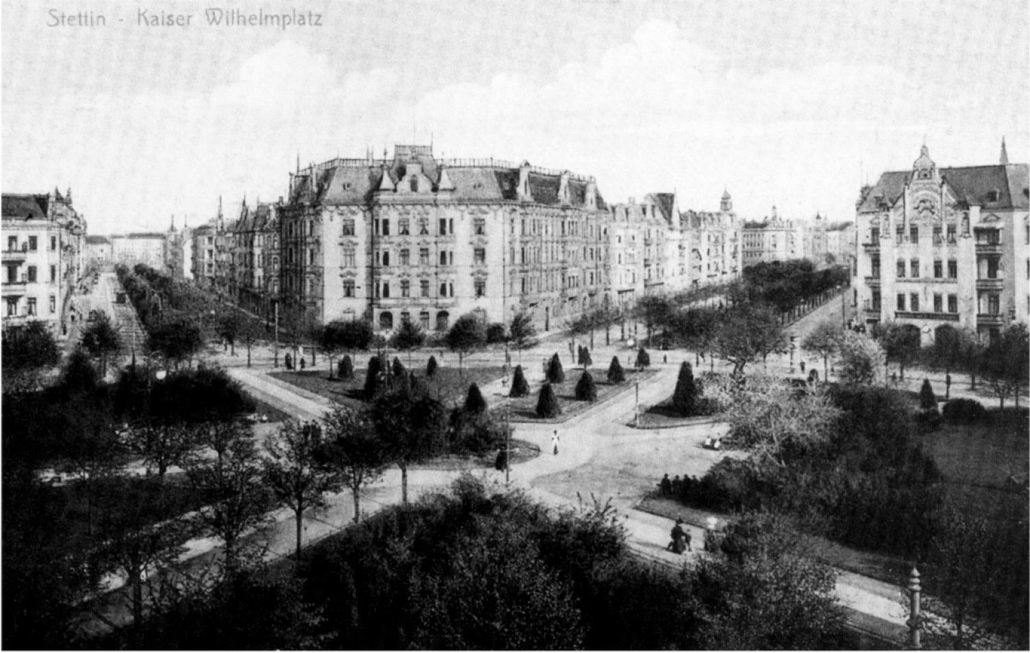 Plac z lewej obecna ulica Piłsudskiego