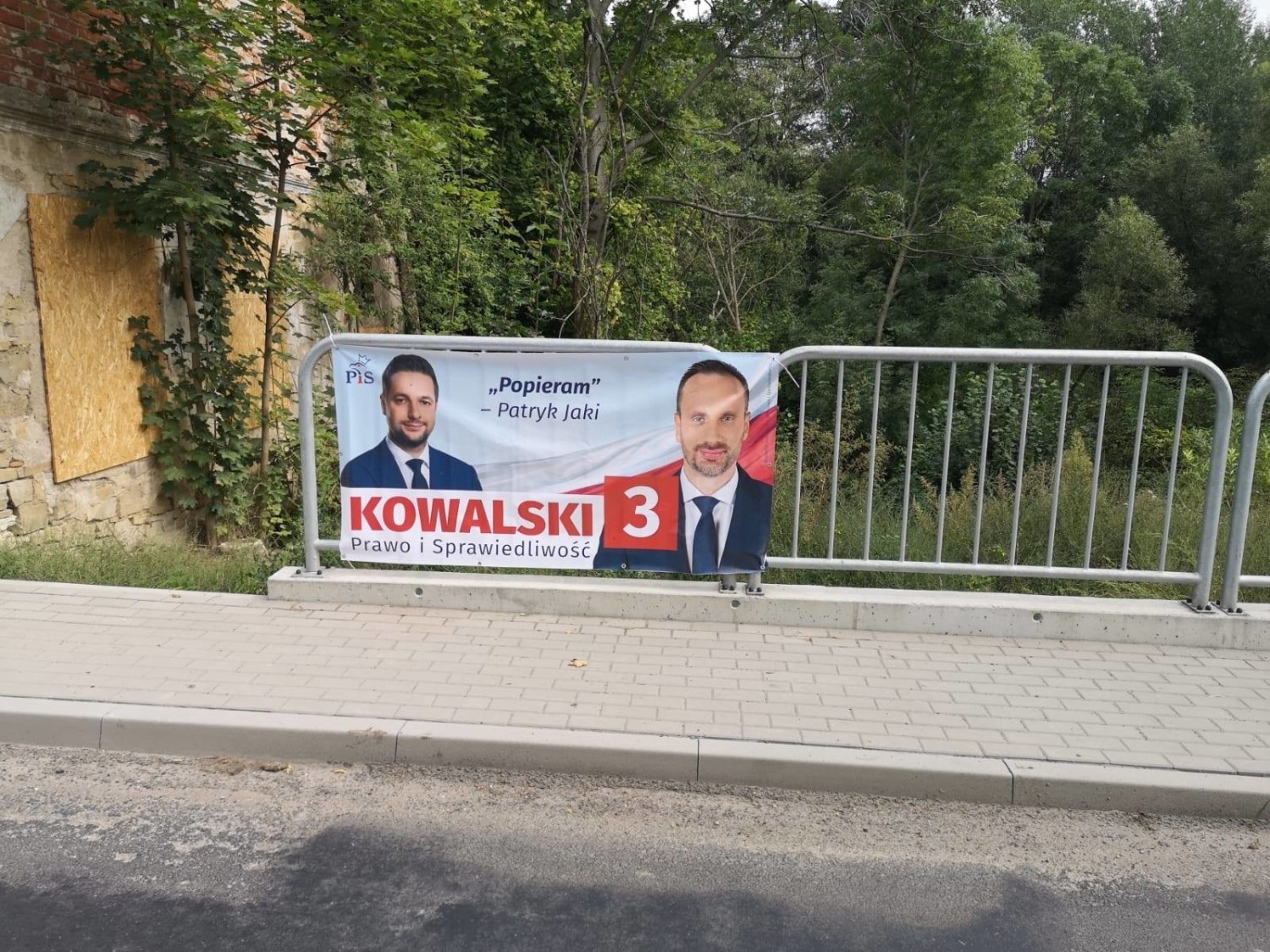 W piątek starosta Józef Swaczyna, starosta strzelecki z Mniejszości Niemieckiej, oczekiwał, że z infrastruktury dróg powiatowych znikną materiały Marcina Ociepy i Janusza Kowalskiego