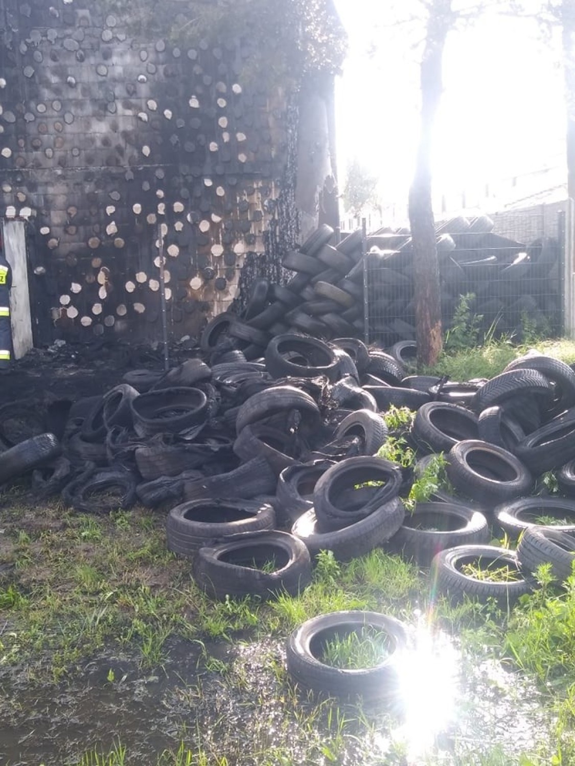 Pożar opon w warsztacie wulkanizacyjnym w Gorzowie. Do pożaru doszło w sobotę z samego rana