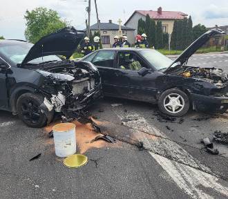 Wypadek w Mniszkowie. Na skrzyżowaniu kierowca nie ustąpił pierwszeństwa. ZDJĘCIA
