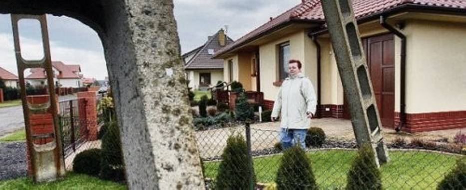 Mieszkańcy osiedla w Serbach koło Głogowa walczą w sądzie z EnergiąPro o przestawienie słupa ze środka ulicy