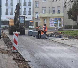 Ulica Koszalińska w Szczecinku już z asfaltem. Drogowcy nie próżnują [zdjęcia]
