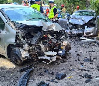 Audi zderzyło się z renault na drodze gminnej. Dwie osoby w szpitalu
