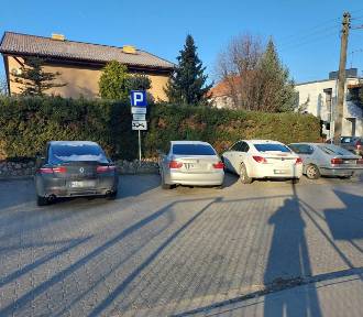 Problem z miejscami parkingowymi przy ul. Fabrycznej w Śremie. Też to zauważyliście?