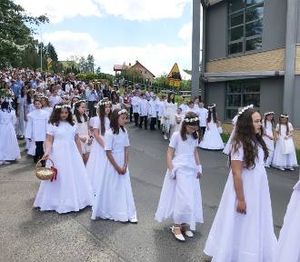 Tłum wiernych na procesji Bożego Ciała w kościele na Zalesiu