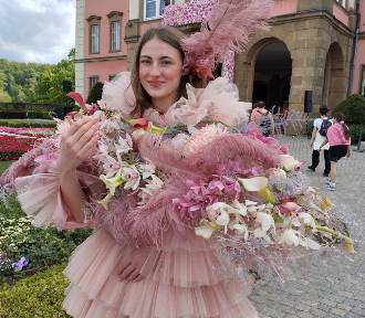 Obłędne sukienki z kwiatów i piękne modelki na Festiwalu Kwiatów i Sztuki w Książu