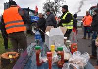 Protest rolników w Sławnie z zapleczem bufetowym. Zdjęcia, wideo