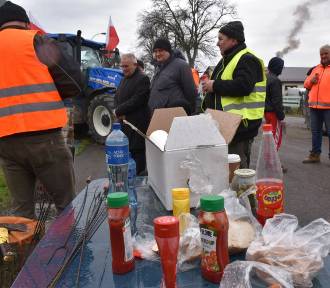 Protest rolników w Sławnie z zapleczem bufetowym. Zdjęcia, wideo