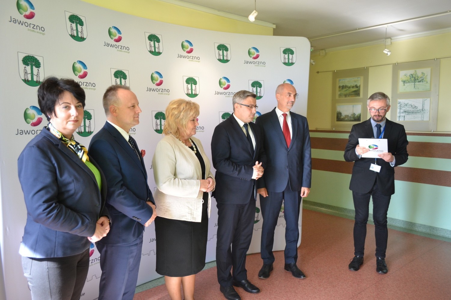 Czek na ręce prezydenta Jaworzna Pawła Silberta przekazał wojewoda śląski Jarosław Wieczorek w obecności poseł Ewy Malik, wicemarszałka województwa śląskiego Dariusza Starzyckiego oraz radnej sejmiku województwa śląskiego Marii Materli