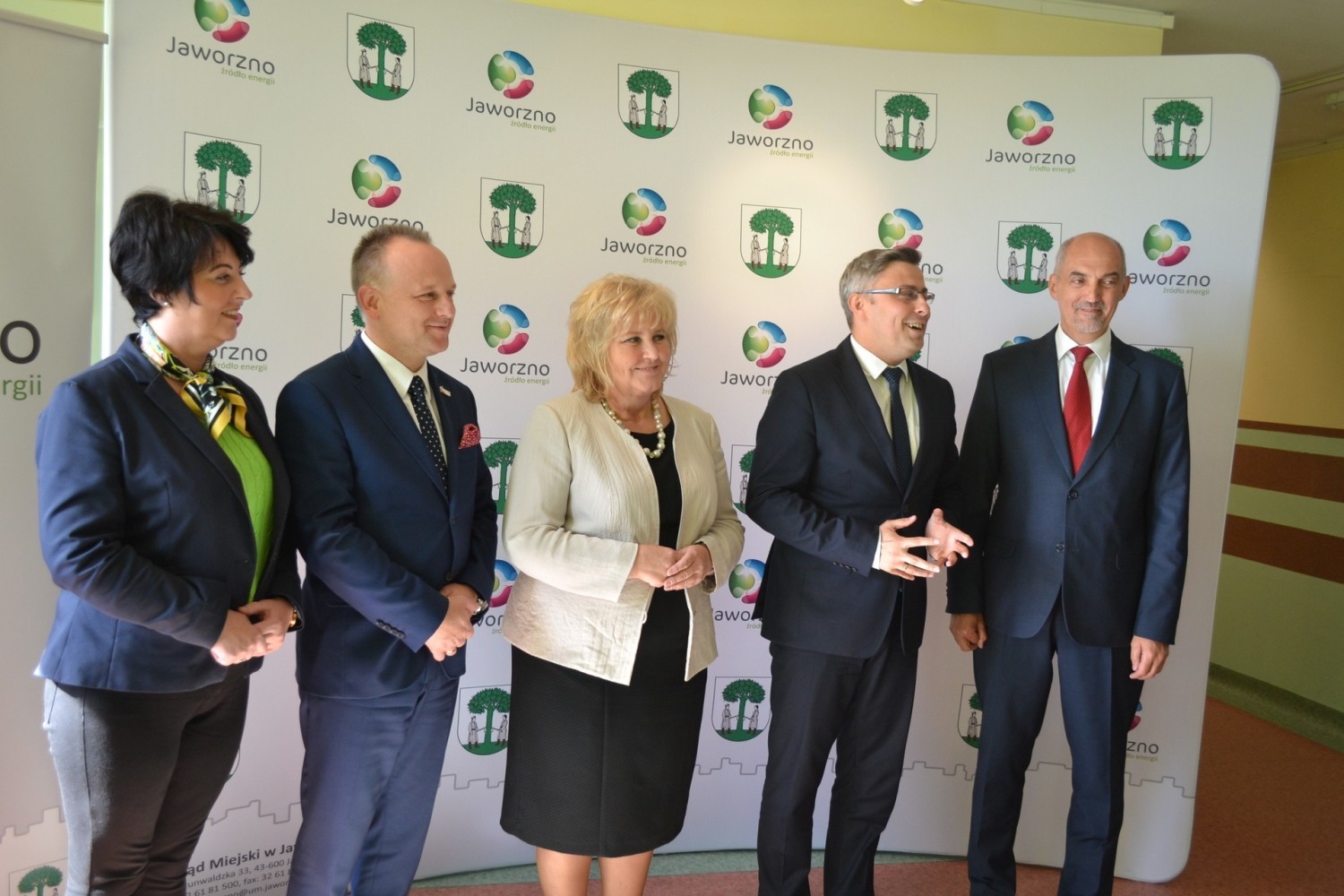 Czek na ręce prezydenta Jaworzna Pawła Silberta przekazał wojewoda śląski Jarosław Wieczorek w obecności poseł Ewy Malik, wicemarszałka województwa śląskiego Dariusza Starzyckiego oraz radnej sejmiku województwa śląskiego Marii Materli