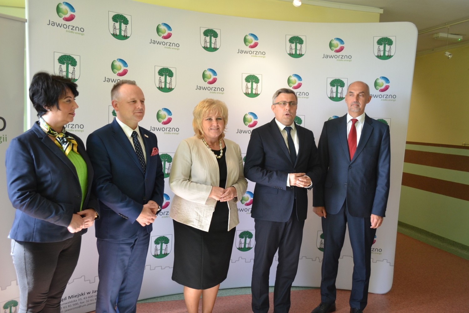 Czek na ręce prezydenta Jaworzna Pawła Silberta przekazał wojewoda śląski Jarosław Wieczorek w obecności poseł Ewy Malik, wicemarszałka województwa śląskiego Dariusza Starzyckiego oraz radnej sejmiku województwa śląskiego Marii Materli