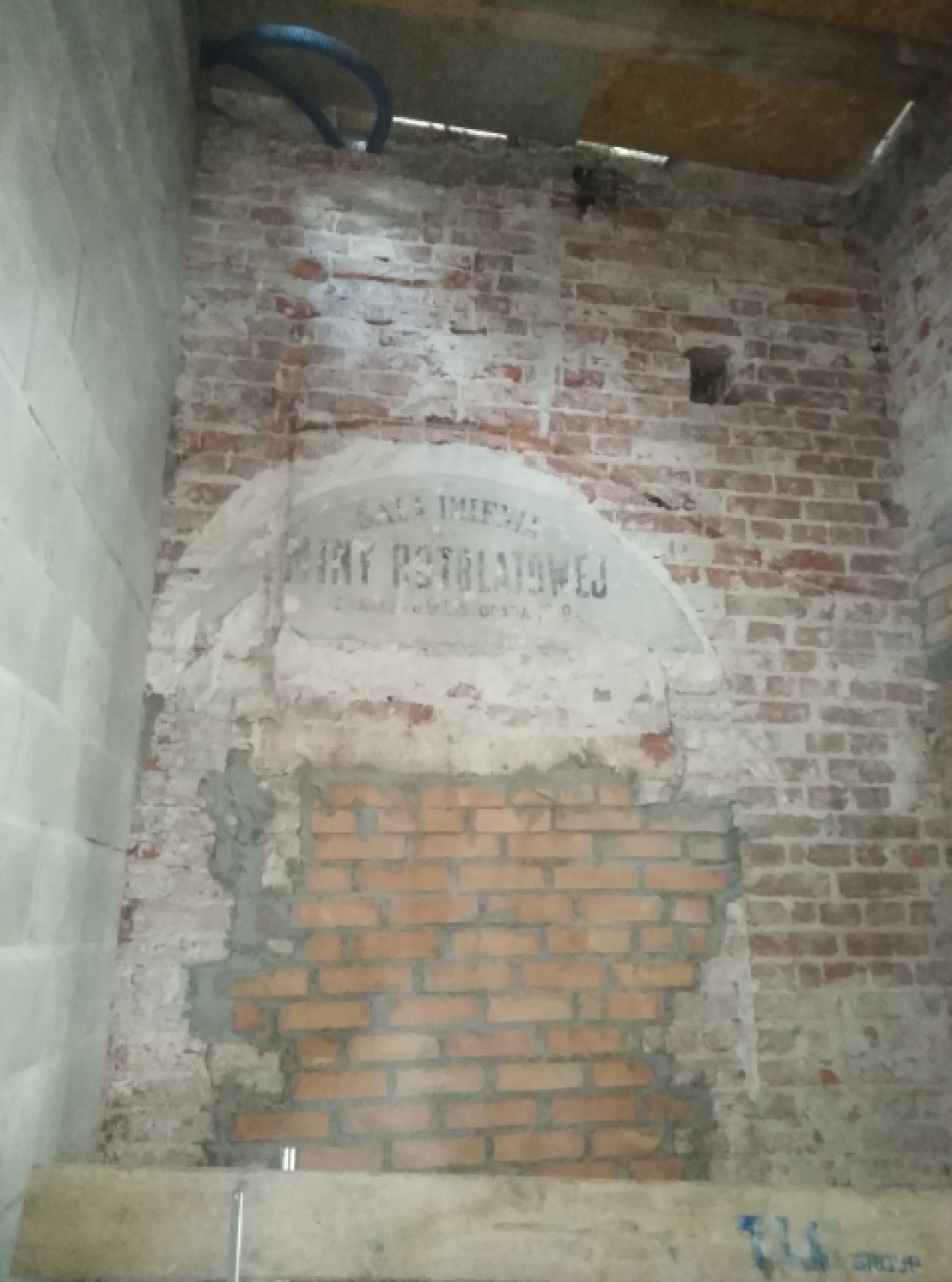 Teatr Baj, Warszawa. W remontowanym budynku odkryto historyczny napis na ścianie