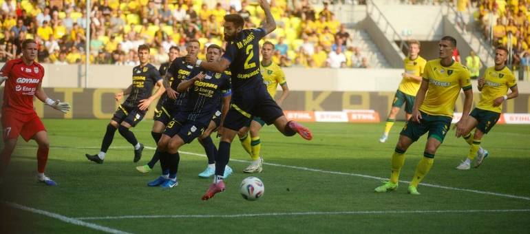 Arka Gdynia wysoko przegrała z GKS-em Katowice. Zaskakująco dużo błędów i defensywa zespołu Dawida Szwargi zaskoczona aż cztery razy