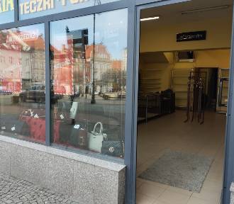 Koniec sklepu z torebkami, najstarszego w rynku w Wałbrzychu. Sklep zlikwidowany