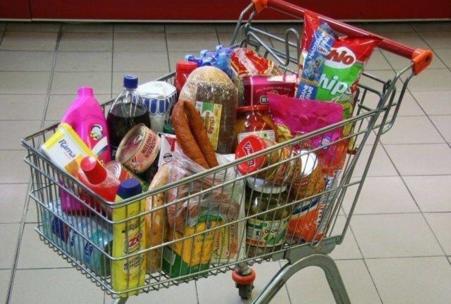 Agencja ASM Sales Force Agency sprawdziła, ile za przykładowy koszyk zakupów zapłacimy w sklepach najpopularniejszych sieciach handlowych (Biedronka, Lidl, Tesco, Carrefour, Kaufland, Auchan, Selgros, Makro, Intermarché, E