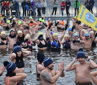 Tłumy miłośników zimnych kąpieli na morsowaniu dla Majki w Dolsku