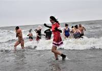 Już 26 listopada 2023 kąpiel morsów w Wiciu, gmina Darłowo. Zdjęcia