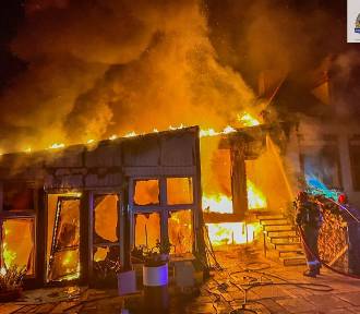 Groźny pożar w Strobowie. Doszczętnie spłonęła kotłownia przy jednym z domów