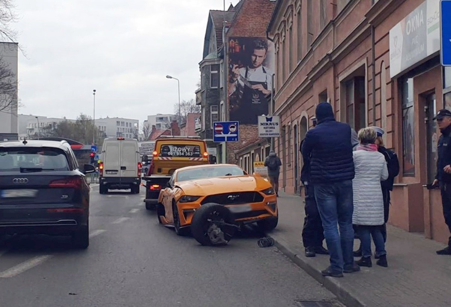 Kierowca forda mustanga rozbił auto w centrum Zielonej Góry