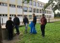 Uczniowie sandomierskiej "Jedynki" posprzątali otoczenie wokół szkoły [ZDJĘCIA]