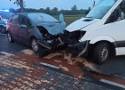 Czołowe zderzenie auta osobowego i busa w Wojnowicach