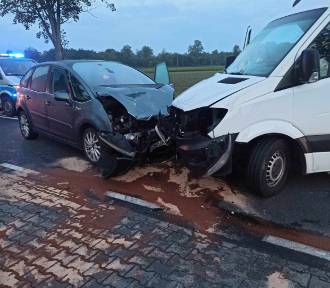 Czołowe zderzenie auta osobowego i busa w Wojnowicach