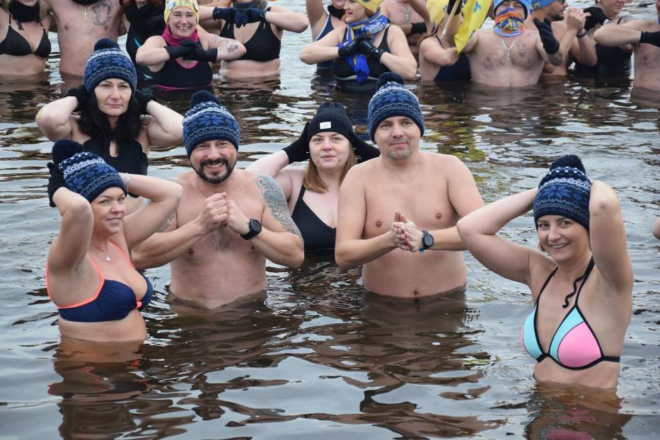 Charytatywne morsowanie dla Mai w Dolsku. Ponad setka miłośników zimnych kąpieli pojawiło się na nad Jeziorem Dolskim Wielkim [zdjęcia]