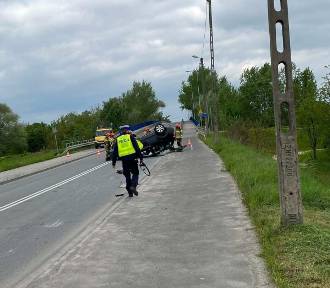 Poważny wypadek w Krakowie. Samochód dachował kilkadziesiąt metrów