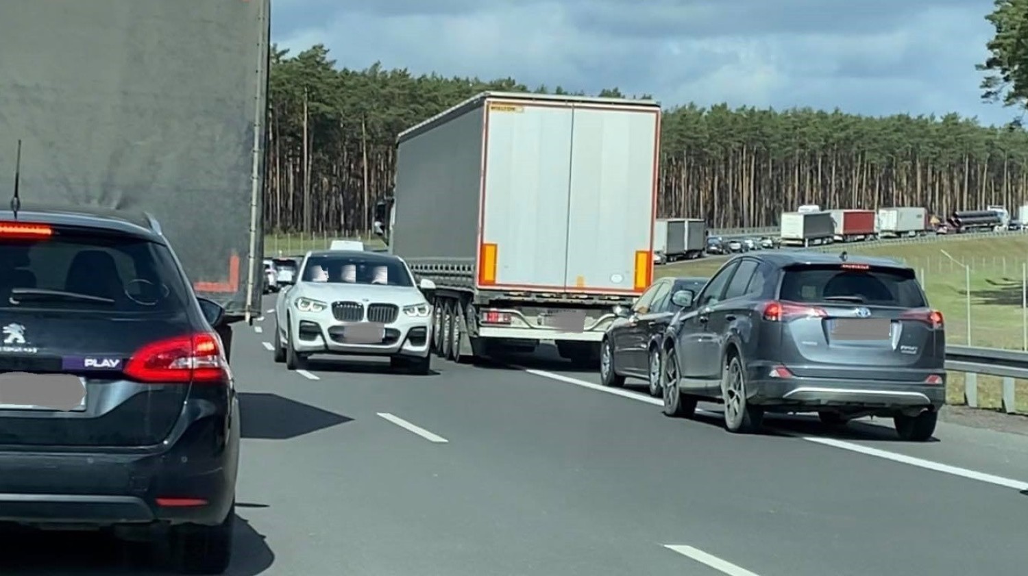 Kierowca bmw jechał pod prąd korytarzem życia