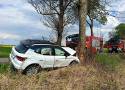 Groźny wypadek w gminie Lichnowy. Kobietę ranną po uderzeniu w drzewo do szpitala zabrało Lotnicze Pogotowie Ratunkowe
