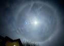 Księżycowe halo widziane z Olkusza. Ciekawe zjawisko na nocnym niebie