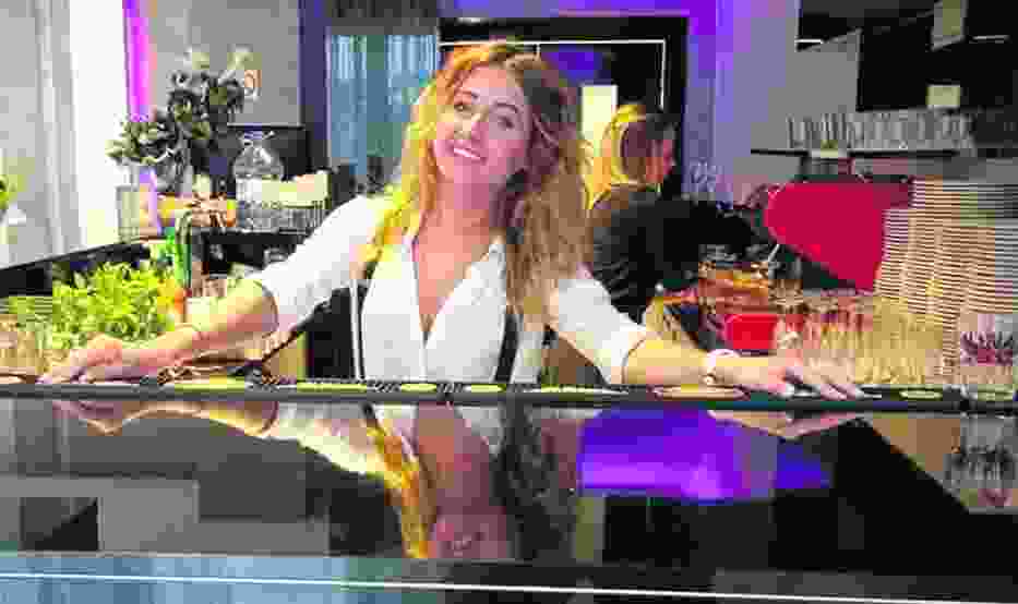 - To branża, w której spotykasz sporo ludzi - mówi Aleksandrą Kogucińską, barmanka