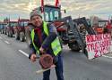 Protest rolników w Jaksonku. Kilkadziesiąt traktorów zablokowało DK 74 między Sulejowem i Żarnowem. Policja zorganizowała objazdy. ZDJĘCIA