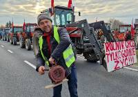 Protest rolników w Jaksonku, traktory blokują przejazd DK 74 ZDJĘCIA
