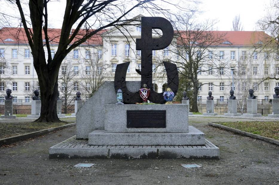 Żołnierze wyklęci - w Głogowie upamiętniono ich aleją. Kogo przedstawiają pomniki?