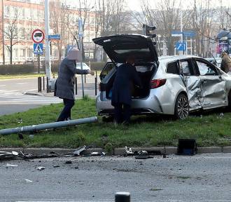 Dwa auta brały udział w wypadku we Wrocławiu. Utrudnienia dla kierowców
