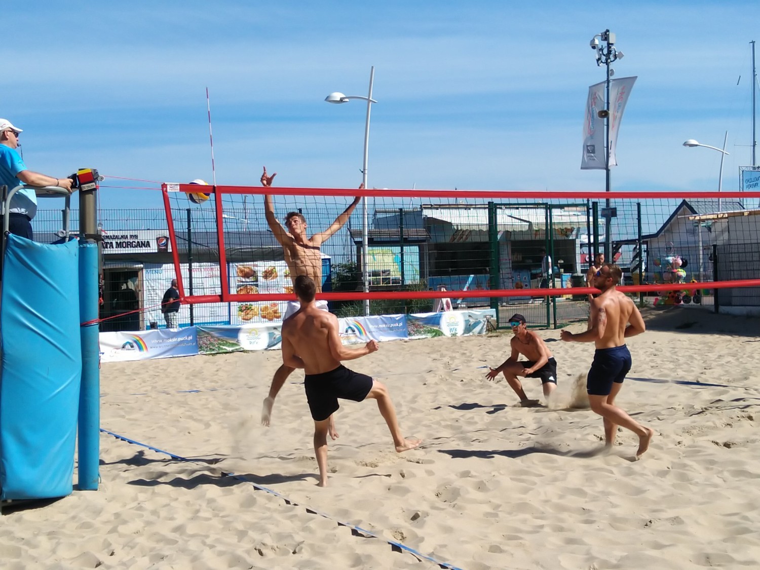 27. Otwarte Mistrzostwa Pucka w Siatkówce Plażowej. Na boiskach przy molo siostry Przyradzkie z Władysławowa, Jakub Nowak i Mikołaj Lange