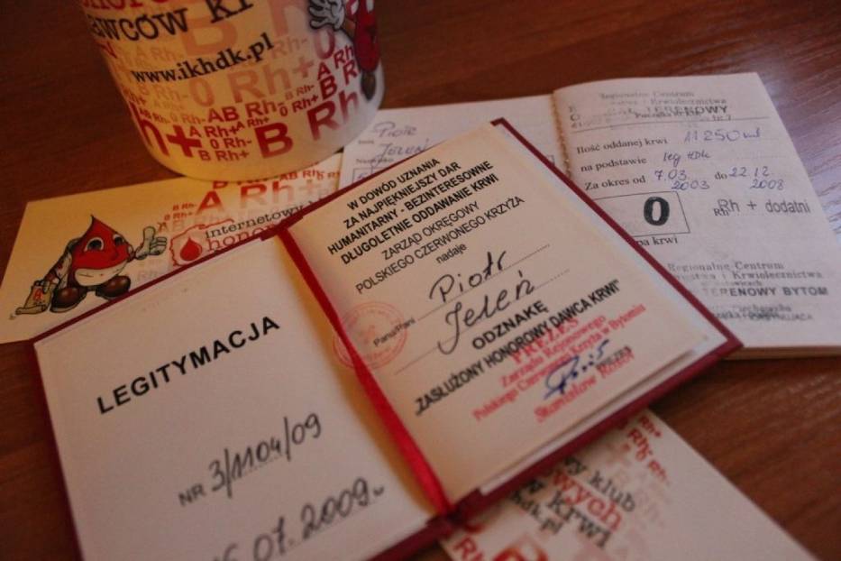 Jednym z miarodajnych dokumentów poświadczających naszą grupę krwi jest książeczka honorowego dawcy krwi