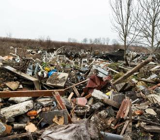 Góra śmieci z rozbiórki altanek ogródkowych wciąż zalega przy ul. Petofiego