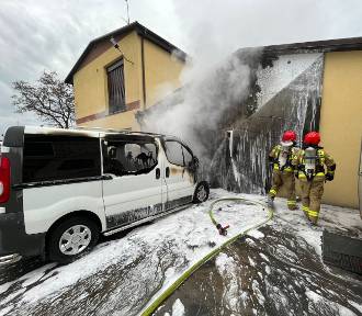 Pożar samochodów w Goleniowie. Spłonął samochód dostawczy i osobówka